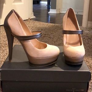 Jessica Simpson pump